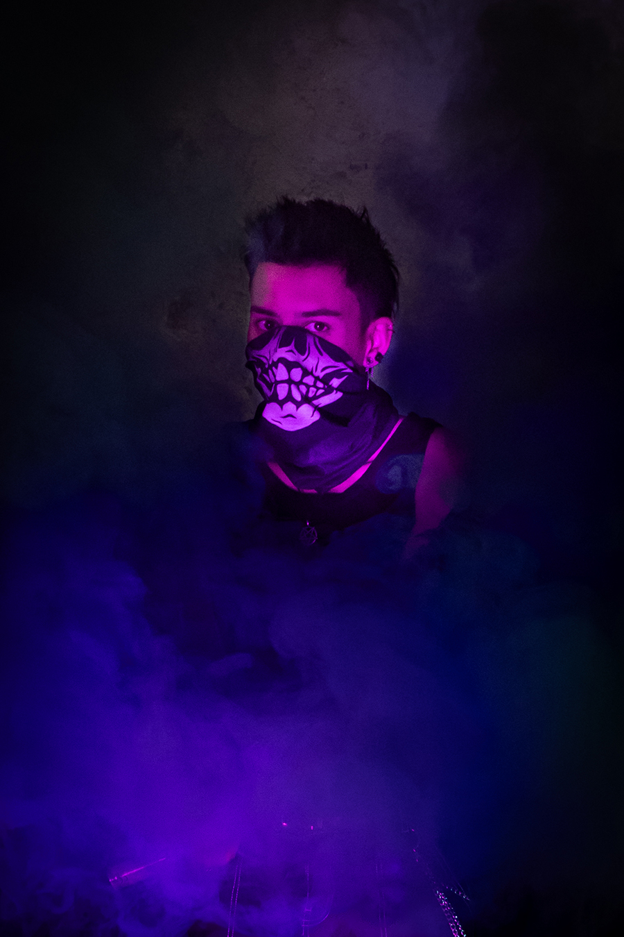 Authentisches Eventportrait in dunkler Lichtstimmung