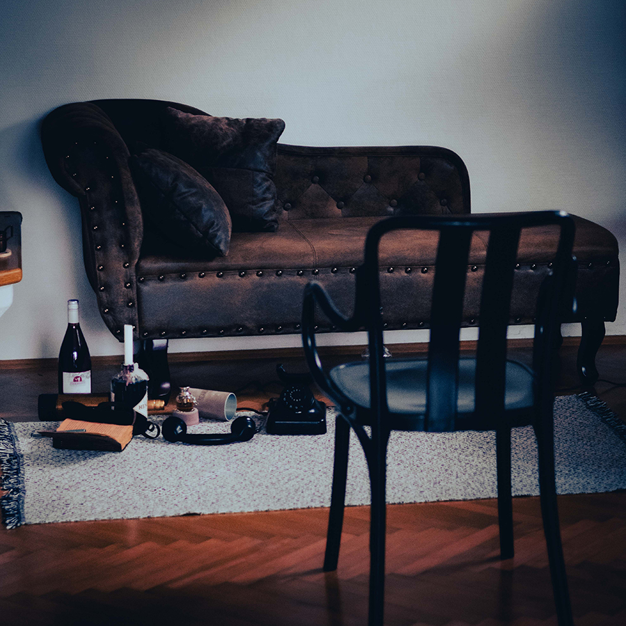 Portraitaufnahme in urbaner Umgebung fuer ein Kunstprojekt